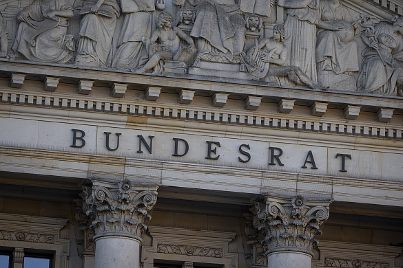 Blick auf das Gebäude mit Schriftzug Bundesrat