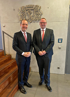 Staatsrat Dr. Olaf Joachim (rechts) empfängt Dr. Jörg Wojahn, Vertreter der Europäischen Kommission (Foto: Landesveretung Bremen)