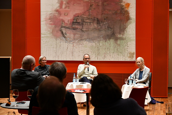 Landesvertretung Bremen [Diskussionsrunde nach der Lesung mit vl. Jutta Reichelt, Jens Laloire, Ulrike Kuckero]