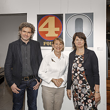 Foto (v.l.): Detlef Stein, Barbara Lison und Staatsrätin Ulrike Hiller bei der Ausstellungseröffnung