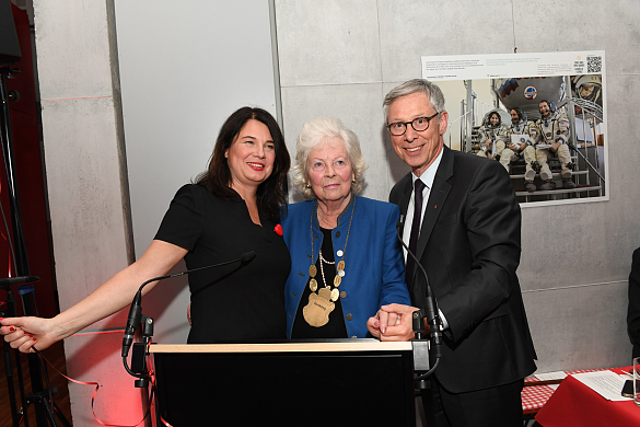 Das Bild zeigt Bremens Bürgermeister Dr. Carsten Sieling und Staatsrätin Ulrike Hiller mit der neuen Kohlkönigin Christa Fuchs (OHB). | Copyright: BBEE 