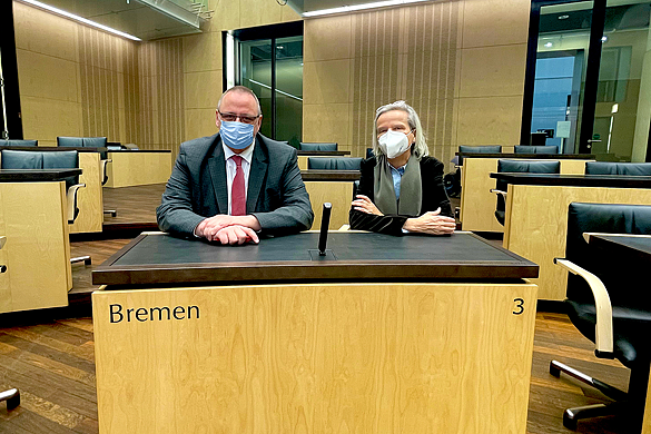 Auf dem Bild zu sehen, Staatsrat Dr. Olaf Joachim und Abteilungsleiterin Bundesrat Margit Michaelis auf der Bremer Bank im Bundesrat.