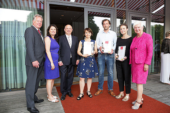 Das Foto zeigt die beiden Preisträger mit Staatsrätin Ulrike Hiller und den Preisverleihern.