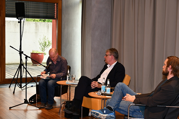 Das Foto zeigt die Schriftsteller Arno Geiger (links) und Heinz Helle (rechts) mit dem Jury-Vorsitzenden Dr. Lothar Müller. | Copyright: BBEE