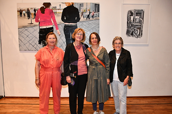 Das Bild zeigt die vier der fünf Künstlerinnen der Ausstellung "BIK Galerie 149 zu Gast in Berlin"