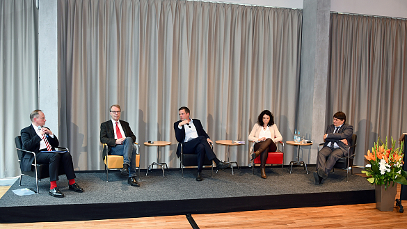 Teilnehmer der Podiumsdiskussion, v.li.: Klaus-Dieter Gröhler,  Prof. Dr. Stefan Korioth, Moderator Jan Hildebrand, Sarah Ryglewski  und Dietmar Strehl (Foto: Landesvertretung Bremen)