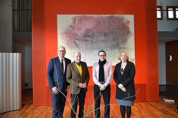 Das Gruppenfoto zeigt (von links nach rechts): Frank Hanf (Landesvertretung Bremen), Edzard Reuter, Bezirksbürgermeister Stephan von Dassel sowie Bezirksstadträtin Sabine Weiß. | Copyright: BBEE