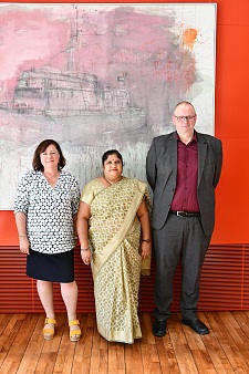 Dr. Olaf Joachim und Dr. Bärbel Kofler (li.) empfangen Preisträgerin Frau Rukmini Vaderapura Puttaswamy