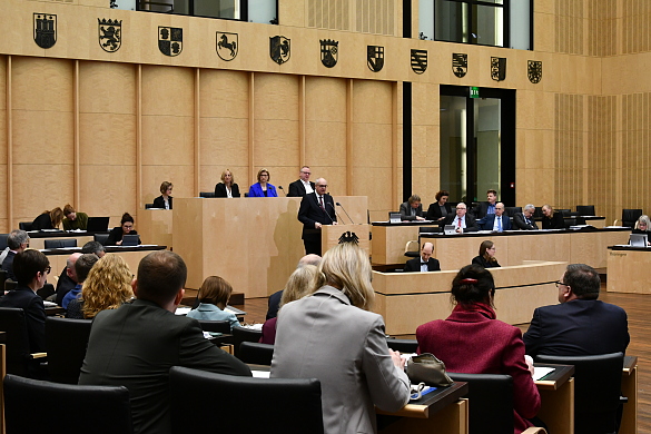 Blick auf das Rednerpult mit Bürgermeister und Präsident des Senats Dr. Andreas Bovenschulte