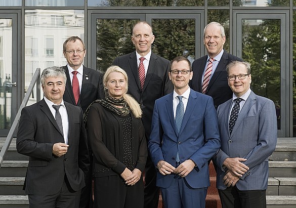 Das Advisory Board zum IAC 2018 in Bremen: (hintere Reihe von v. l. n. r.) ESA-Generaldirektor Prof. Dr. Johann-Dietrich Wörner, Marco Fuchs, CEO OHB S.E., Ewert Dudok, Executive Vice President bei Airbus DS; (vordere Reihe von links nach rechts) Dr. Wolfgang Scheremet, Abteilungsleiter beim Bundesministerium für Wirtschaft und Energie, Prof. Dr. Pascale Ehrenfreund, Vorsitzende des Vorstands DLR, Martin Günthner, Senator für Wirtschaft, Arbeit und Häfen, Volker Thum, Hauptgeschäftsführer des Bundesverbandes der Deutschen Luft- und Raumfahrtindustrie e.V.