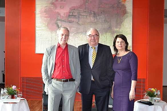 Foto (v.l.): Hans Jessen, Staatssekretär Uwe Beckmeyer und Staatsrätin Ulrike Hiller beim „brem.talk“ in der Bremer Landesvertretung in Berlin 