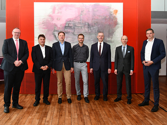 Diskussion zur Übergewinnsteuer: (v.l.n.r.) Staatsrat Dr. Olaf Joachim, Senator Dietmar Strehl, Dr. Stefan Bach, Christoph Trautvetter, Dr. Rolf Möhlenbrock, Prof. Dr. Simon Kempny und Jan Hildebrand. Foto: Landesvertretung Bremen