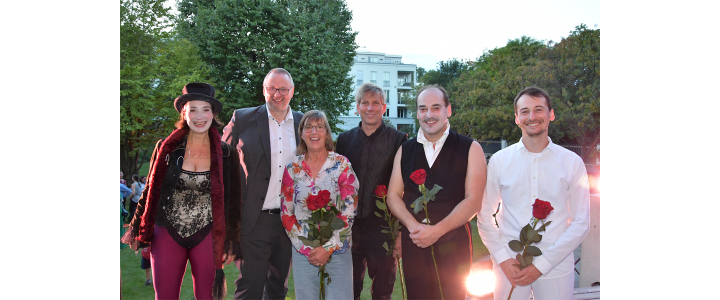 Schauspieler der Shakespeare Company mit Staatsrat Dr. Olaf Joachim