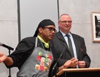 Staatsrat Olaf Joachim mit Grünkohlkoch Anil Kumar; Fotograf: M. El Sauaf