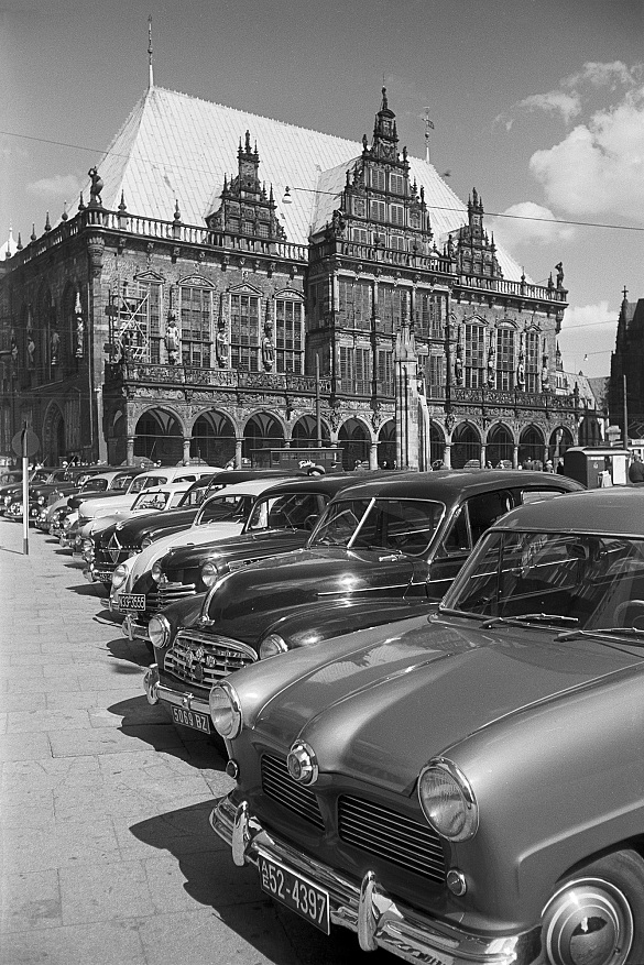 Parkende Autos auf dem Marktplatz