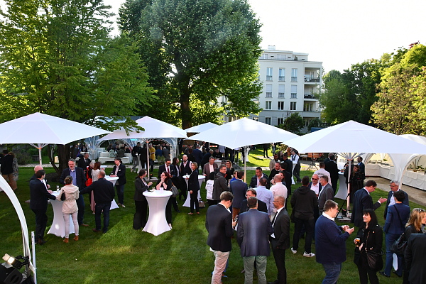 Blick in den Garten der Landesvertretung Bremen beim Sommerfest.