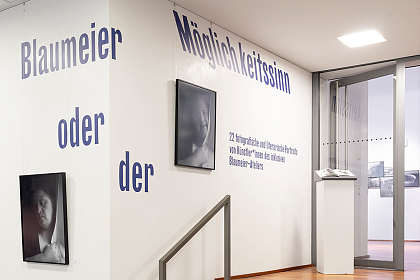 Blick in das Foyer der Landesvertretung Bremen, mit ausgestellten Bildern des Blaumeier-Ateliers.